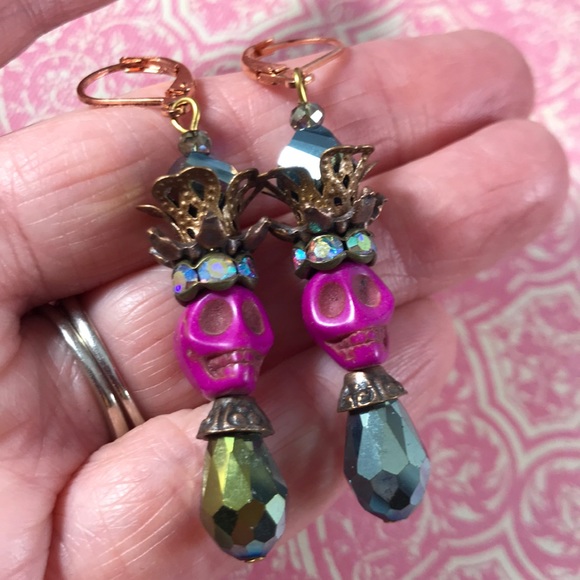 Hot pink royal crown skull earrings. - Picture 4 of 5